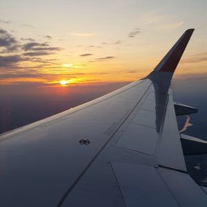 Закат из иллюминатора самолета